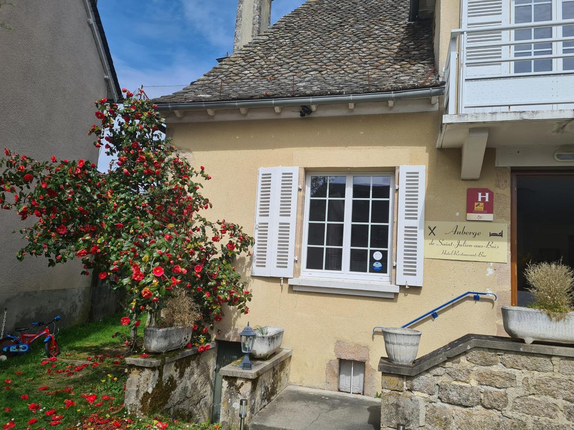 Hotel Saint Julien Aux Bois Екстериор снимка